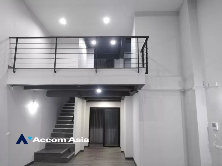 Pet friendly |  4 Bedrooms  Townhouse For Rent in Pattanakarn, Bangkok  near BTS On Nut (AA35162)