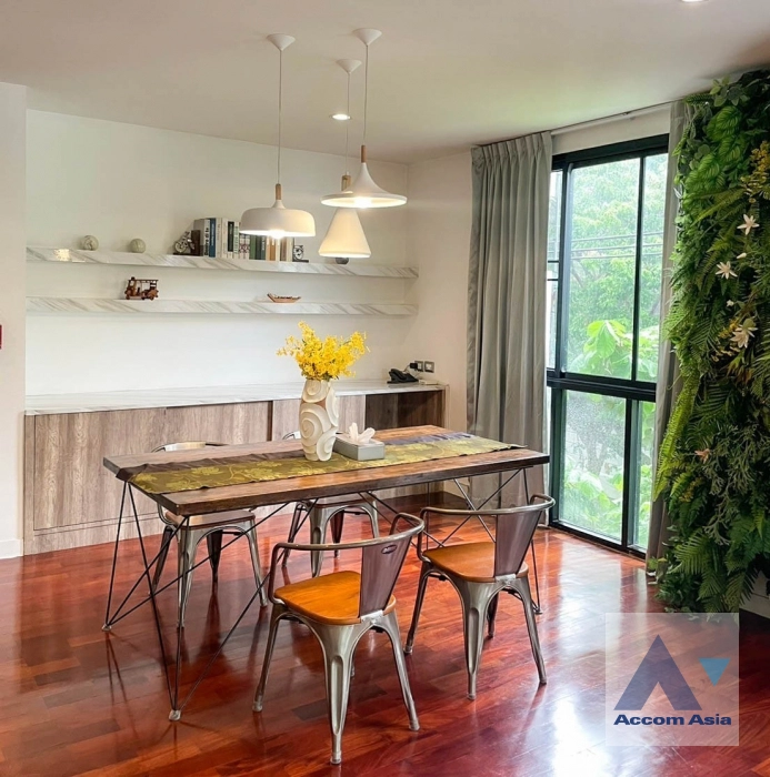 7  3 br Apartment For Rent in Ploenchit ,Bangkok BTS Chitlom - MRT Lumphini at Low-Rise Cozy Apartment, 5 mins walk to Lumpini park AA35173