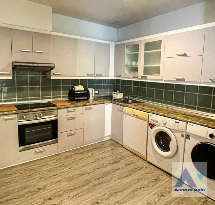 9  3 br Apartment For Rent in Ploenchit ,Bangkok BTS Chitlom - MRT Lumphini at Low-Rise Cozy Apartment, 5 mins walk to Lumpini park AA35173