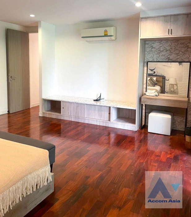 12  3 br Apartment For Rent in Ploenchit ,Bangkok BTS Chitlom - MRT Lumphini at Low-Rise Cozy Apartment, 5 mins walk to Lumpini park AA35173