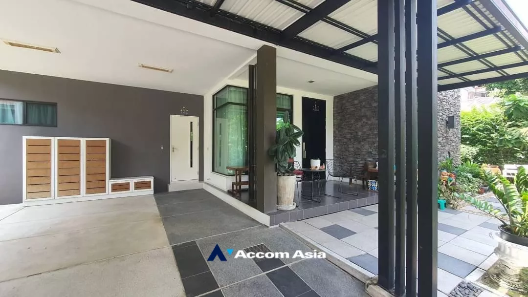  4 Bedrooms  House For Rent & Sale in Pattanakarn, Bangkok  near ARL Ban Thap Chang (AA35176)