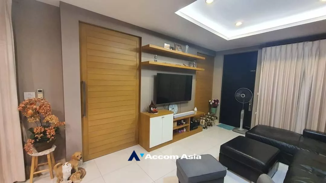  4 Bedrooms  House For Rent & Sale in Pattanakarn, Bangkok  near ARL Ban Thap Chang (AA35176)