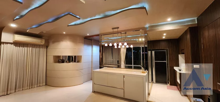  2  1 br Condominium For Sale in Ratchadaphisek ,Bangkok MRT Sutthisan at Life at Ratchada Suthisan AA35184