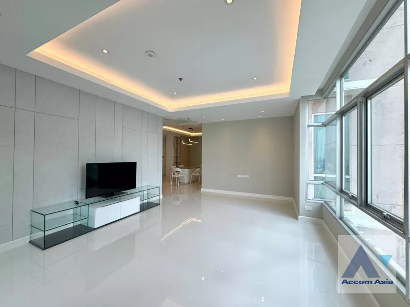  3 Bedrooms  Condominium For Rent in Ploenchit, Bangkok  near BTS Chitlom (AA35190)