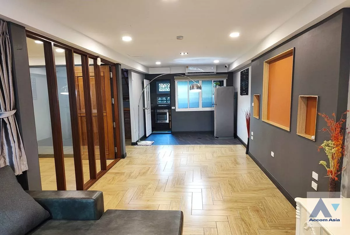 unitPet friendly |  3 Bedrooms  Townhouse For Rent in Sukhumvit, Bangkok  near BTS Thong Lo (AA35220)