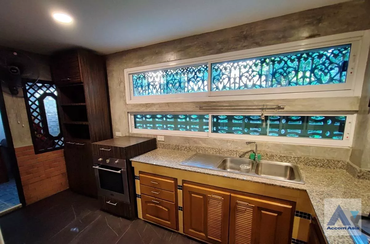 unitPet friendly |  3 Bedrooms  Townhouse For Rent in Sukhumvit, Bangkok  near BTS Thong Lo (AA35220)