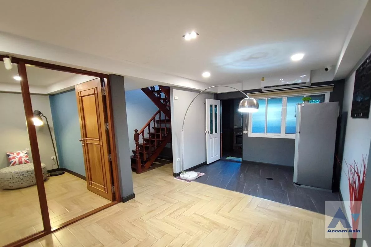 unitPet friendly |  3 Bedrooms  Townhouse For Rent in Sukhumvit, Bangkok  near BTS Thong Lo (AA35220)