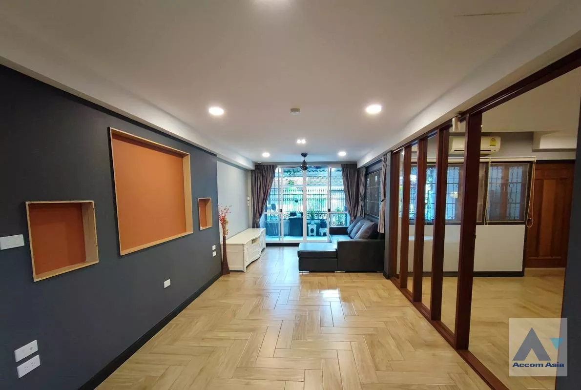 Pet friendly |  3 Bedrooms  Townhouse For Rent in Sukhumvit, Bangkok  near BTS Thong Lo (AA35220)