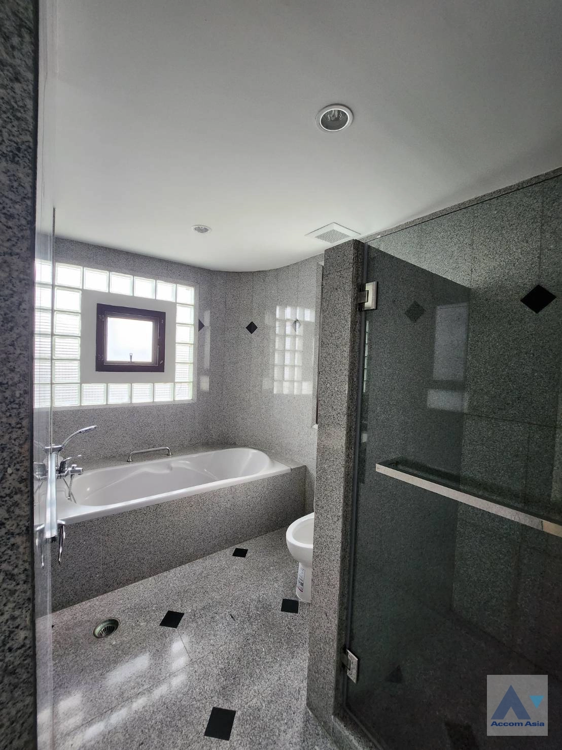 5  3 br Apartment For Rent in Sukhumvit ,Bangkok BTS Ekkamai at High-Rise Living with a Large Balcony Apartment in Ekkamai AA35222