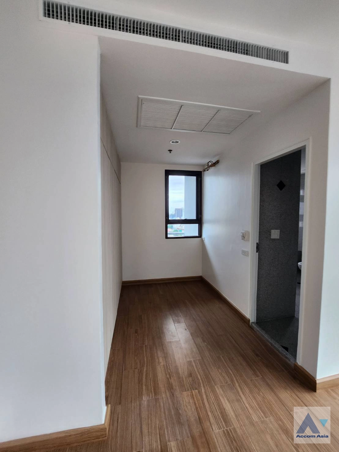  1  3 br Apartment For Rent in Sukhumvit ,Bangkok BTS Ekkamai at High-Rise Living with a Large Balcony Apartment in Ekkamai AA35222