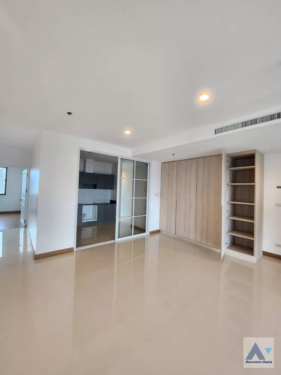 Big Balcony |  3 Bedrooms  Apartment For Rent in Sukhumvit, Bangkok  near BTS Ekkamai (AA35222)