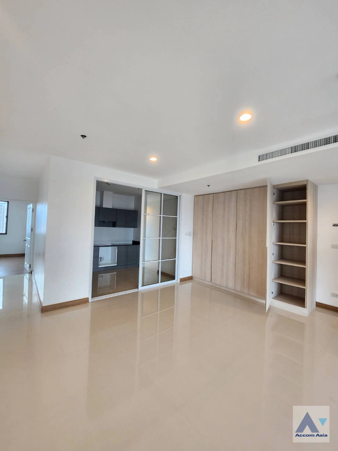 Big Balcony |  High-Rise Living with a Large Balcony Apartment in Ekkamai Apartment  3 Bedroom for Rent BTS Ekkamai in Sukhumvit Bangkok