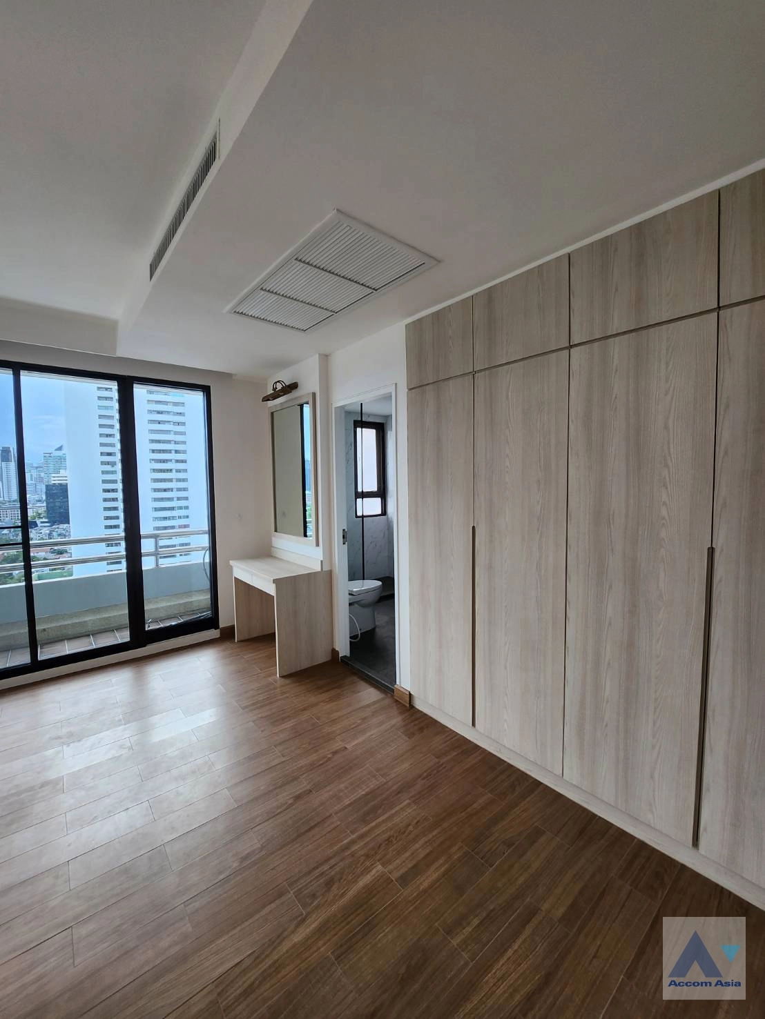  1  3 br Apartment For Rent in Sukhumvit ,Bangkok BTS Ekkamai at High-Rise Living with a Large Balcony Apartment in Ekkamai AA35222