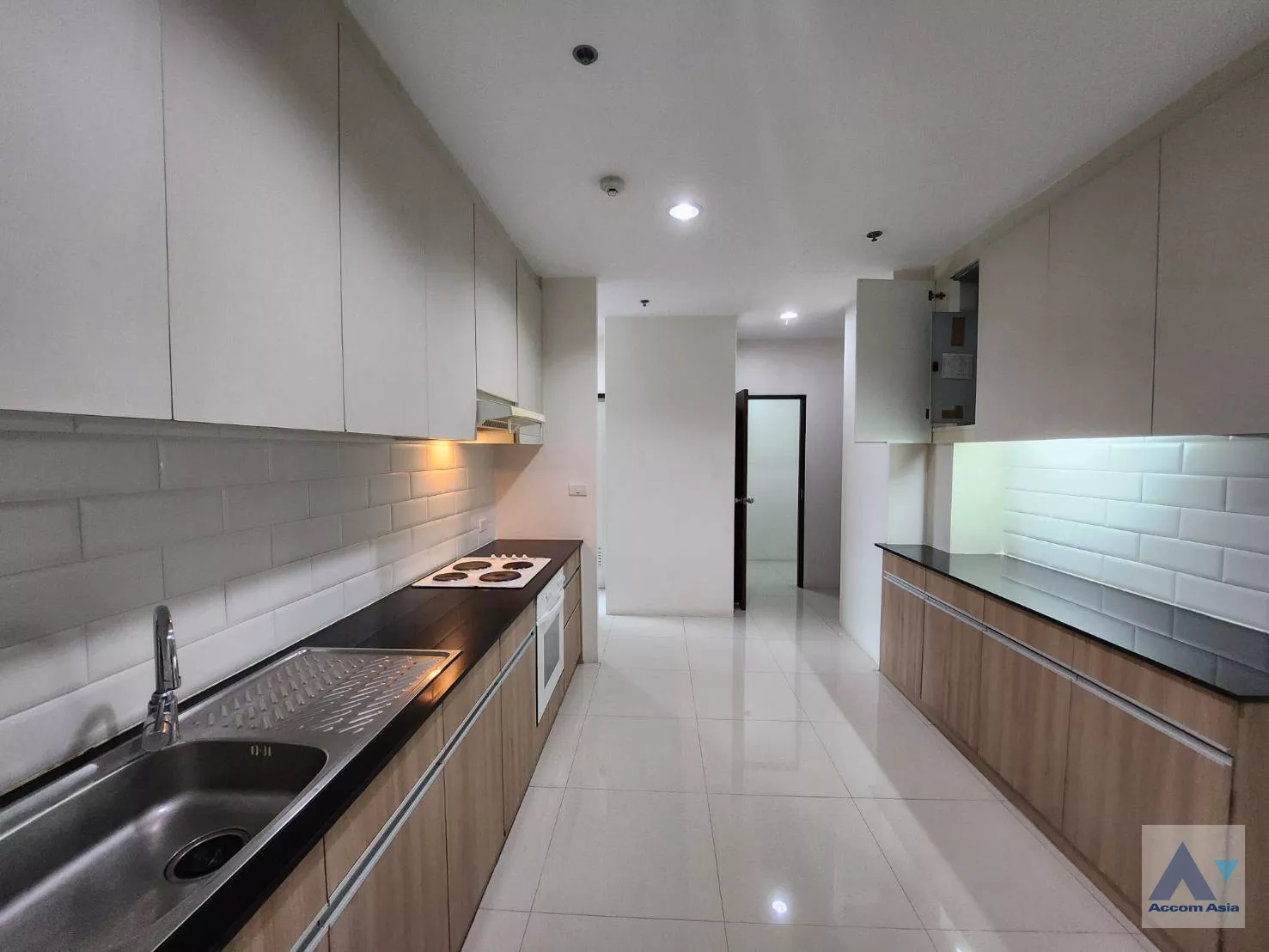 5  3 br Apartment For Rent in Sukhumvit ,Bangkok BTS Ekkamai at High-Rise Living with a Large Balcony Apartment in Ekkamai AA35223