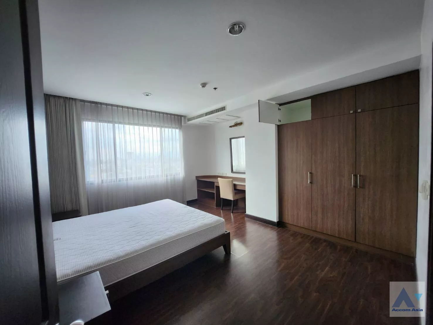 Big Balcony |  3 Bedrooms  Apartment For Rent in Sukhumvit, Bangkok  near BTS Ekkamai (AA35223)