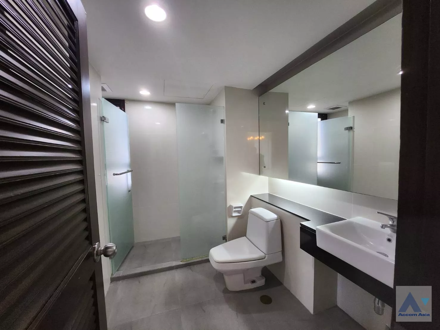 8  3 br Apartment For Rent in Sukhumvit ,Bangkok BTS Ekkamai at High-Rise Living with a Large Balcony Apartment in Ekkamai AA35223