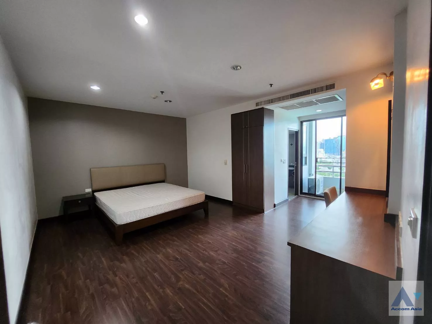 unitBig Balcony |  3 Bedrooms  Apartment For Rent in Sukhumvit, Bangkok  near BTS Ekkamai (AA35223)