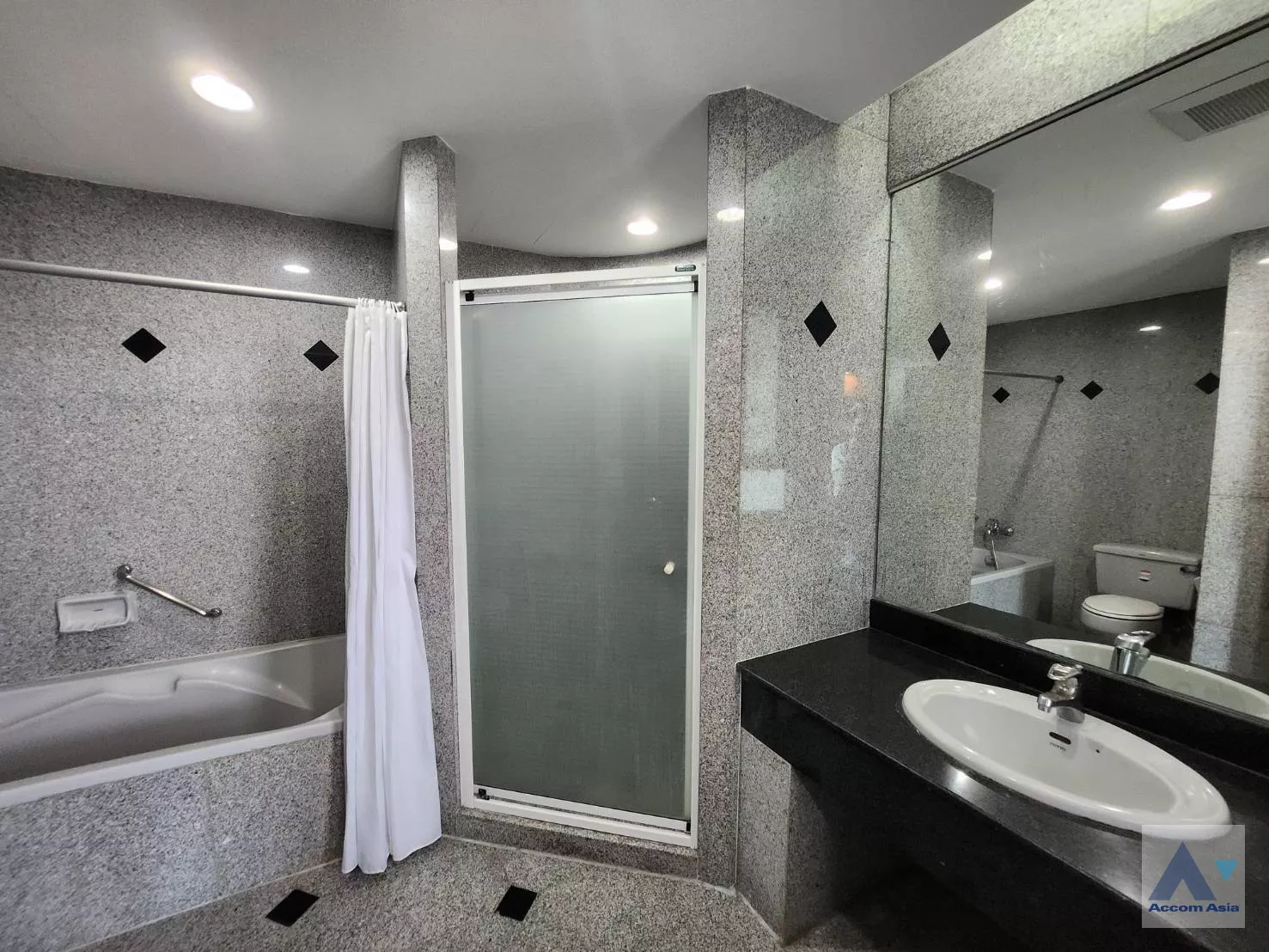 7  3 br Apartment For Rent in Sukhumvit ,Bangkok BTS Ekkamai at High-Rise Living with a Large Balcony Apartment in Ekkamai AA35223