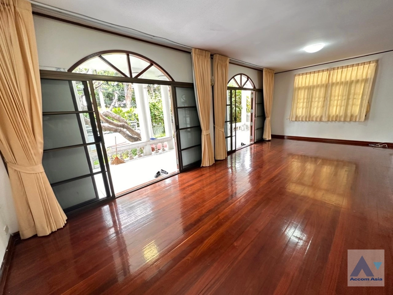  5 Bedrooms  House For Rent in Sathorn, Bangkok  near MRT Khlong Toei (AA35228)