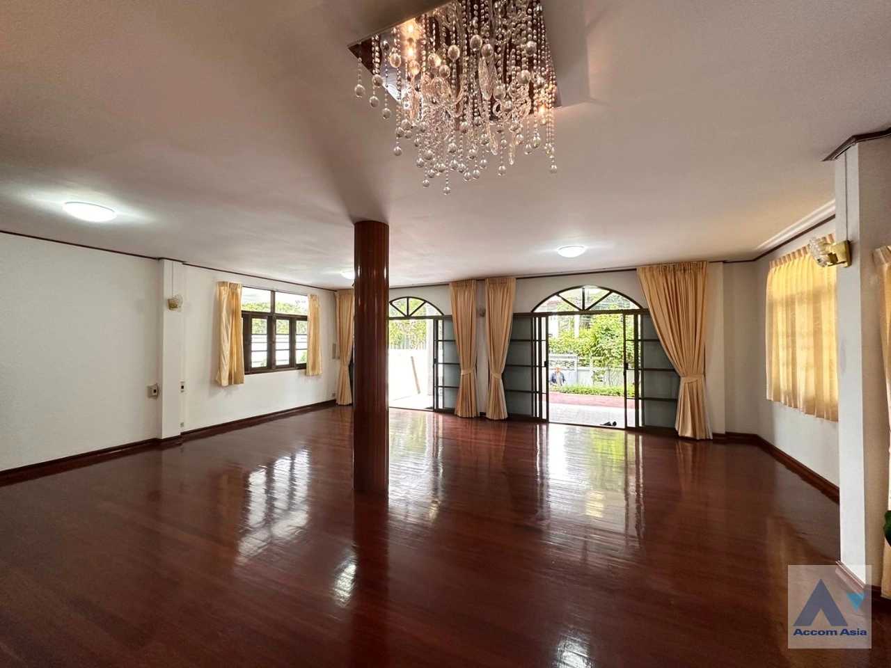  1  5 br House For Rent in Sathorn ,Bangkok MRT Khlong Toei AA35228