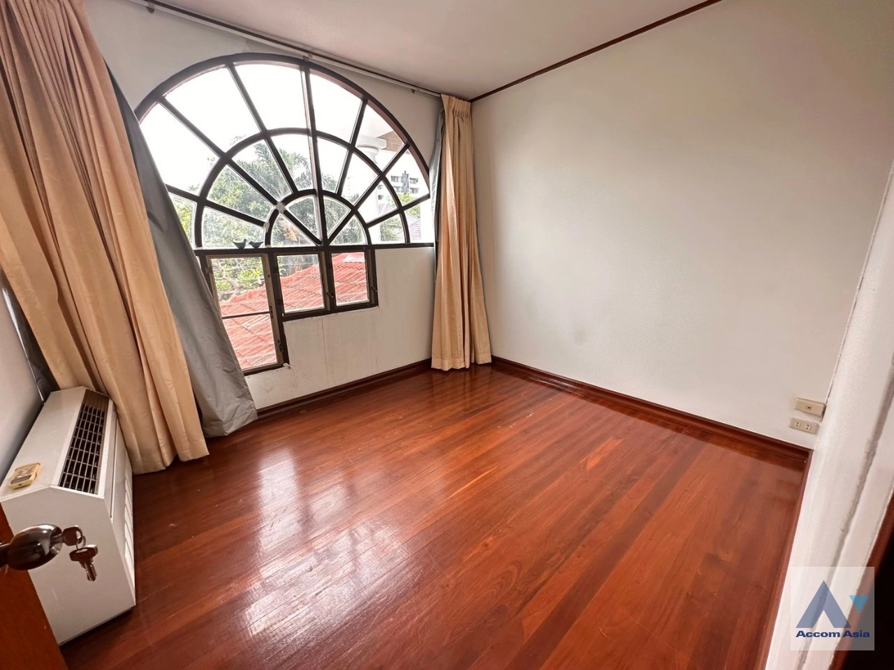 8  5 br House For Rent in Sathorn ,Bangkok MRT Khlong Toei AA35228