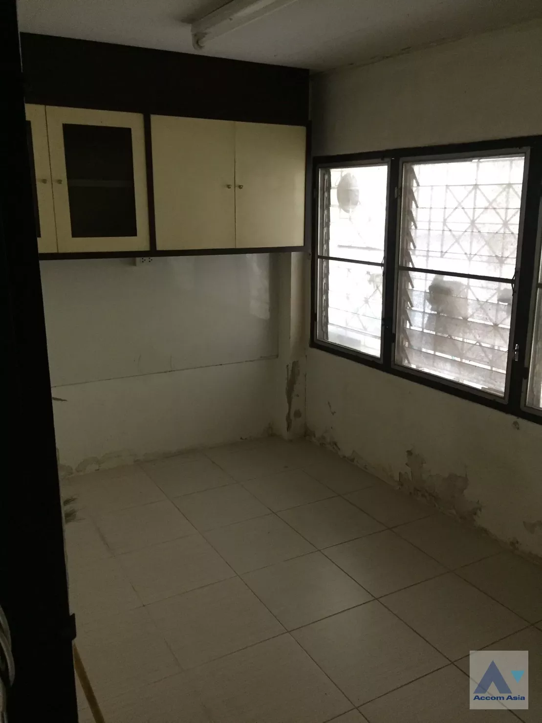  3 Bedrooms  Townhouse For Rent in Sukhumvit, Bangkok  near BTS Thong Lo (AA35229)