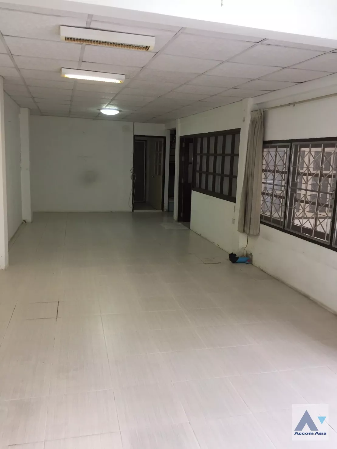  3 Bedrooms  Townhouse For Rent in Sukhumvit, Bangkok  near BTS Thong Lo (AA35229)