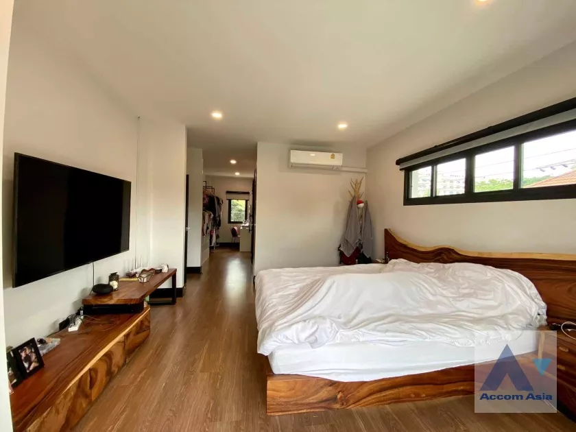 6  3 br House For Sale in Pattanakarn ,Bangkok BTS On Nut at Krong Thong Village  AA35255