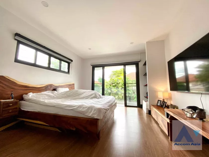 5  3 br House For Sale in Pattanakarn ,Bangkok BTS On Nut at Krong Thong Village  AA35255