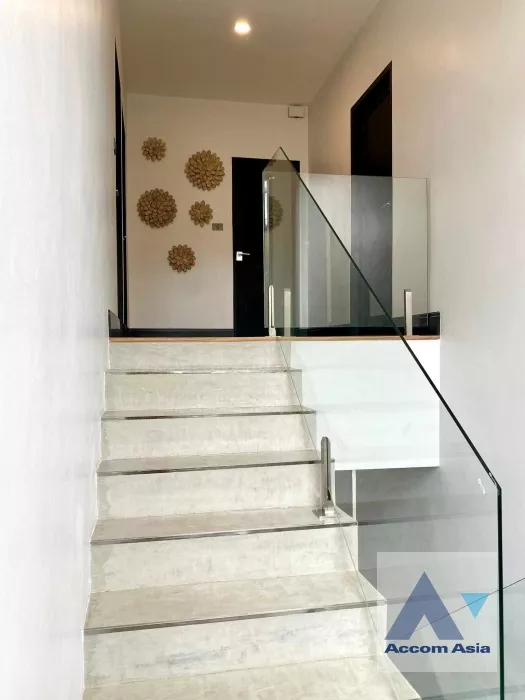 4  3 br House For Sale in Pattanakarn ,Bangkok BTS On Nut at Krong Thong Village  AA35255