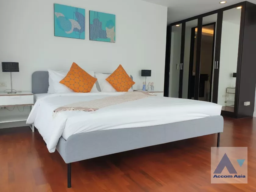 8  4 br Apartment For Rent in Silom ,Bangkok BTS Surasak at High-end Low Rise  AA35268