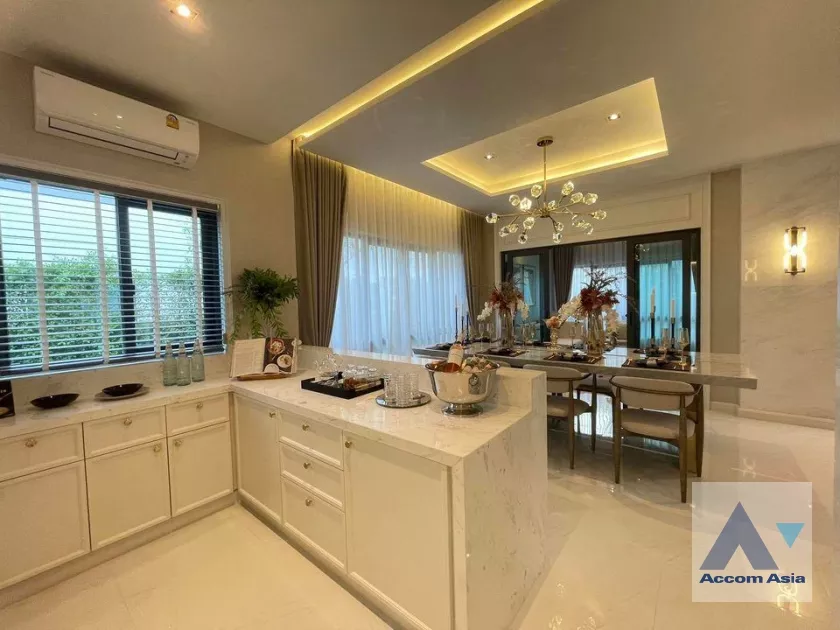  5 Bedrooms  House For Sale in Pattanakarn, Bangkok  (AA35277)