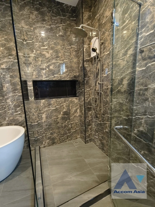 28  4 br House for rent and sale in Sukhumvit ,Bangkok BTS Phra khanong AA35280