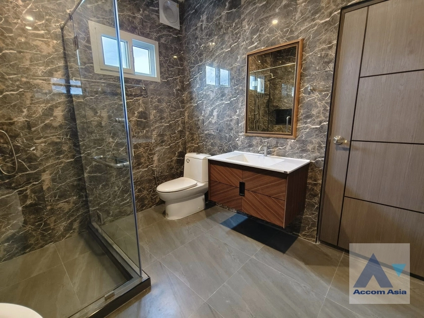 23  4 br House for rent and sale in Sukhumvit ,Bangkok BTS Phra khanong AA35280