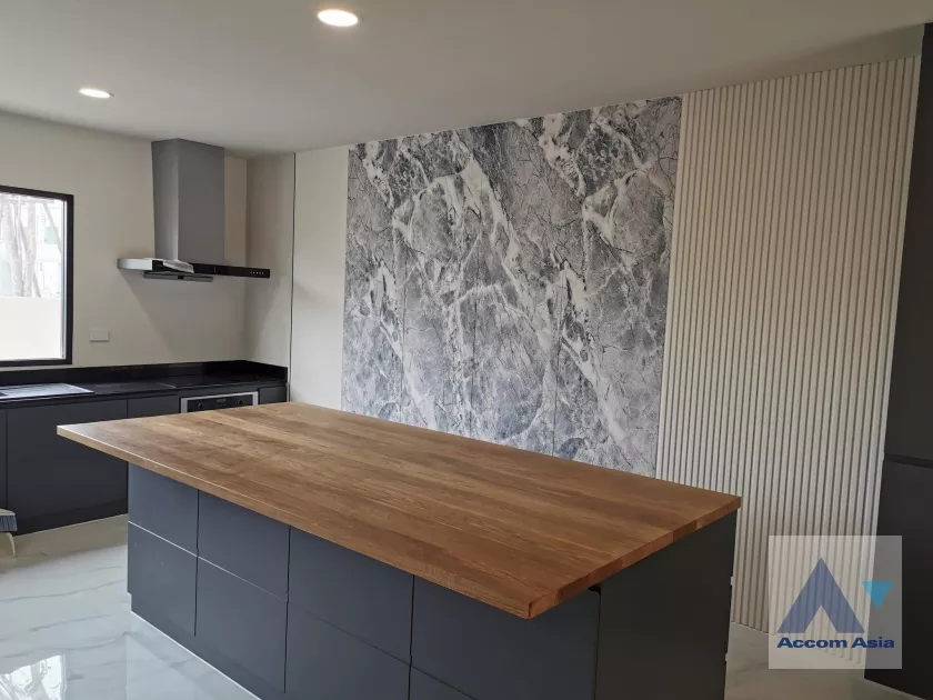 4  6 br Townhouse For Rent in Samutprakan ,  at Bangna House AA35283