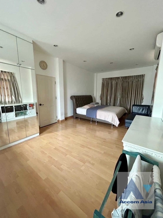 unit 3 Bedrooms  House For Sale in Sukhumvit, Bangkok  near BTS Udomsuk (AA35287)