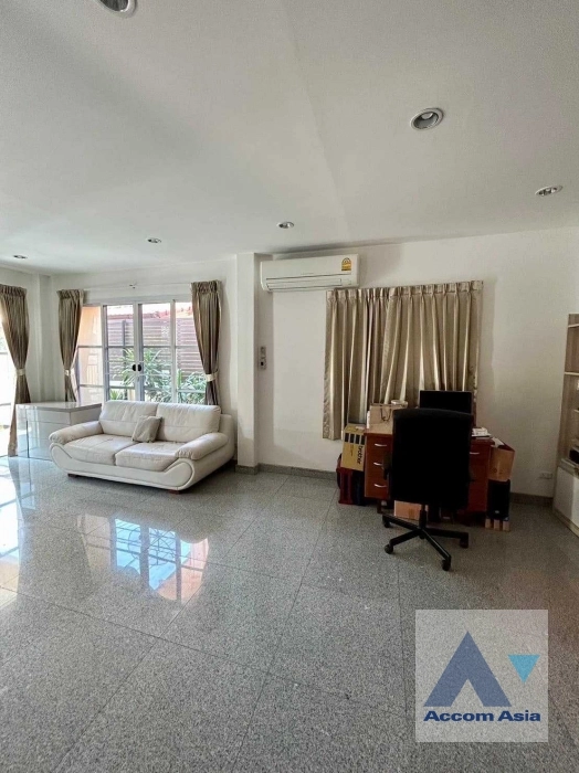 unit 3 Bedrooms  House For Sale in Sukhumvit, Bangkok  near BTS Udomsuk (AA35287)