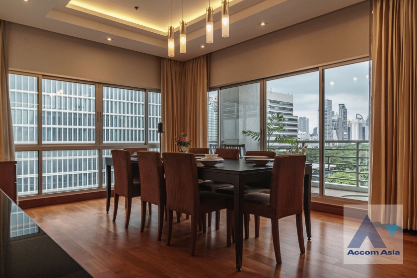 unitSpacious apartment near Ploenchit with park access and skyline view (AA35313)