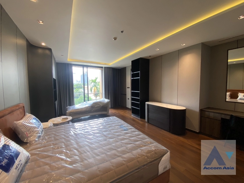  3 Bedrooms  Apartment For Rent in Sukhumvit, Bangkok  near BTS Phrom Phong (AA35314)