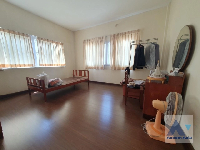 8  4 br House For Sale in Sukhumvit ,Bangkok BTS Ekkamai AA35364