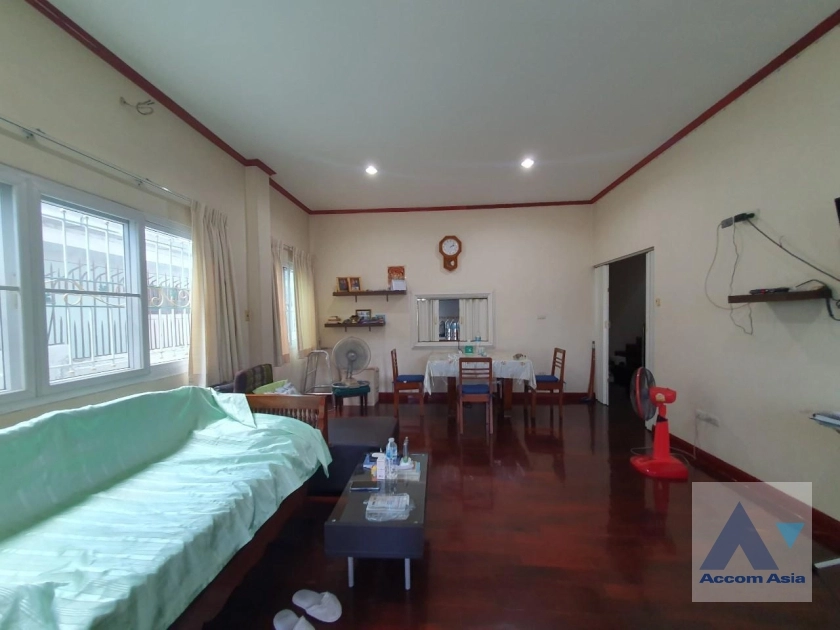 unit 4 Bedrooms  House For Sale in Sukhumvit, Bangkok  near BTS Ekkamai (AA35364)