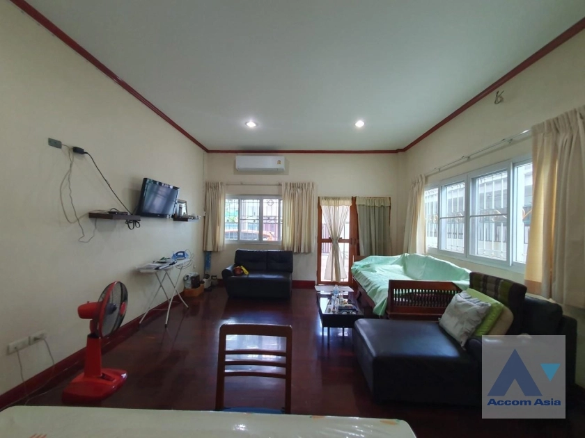 unit 4 Bedrooms  House For Sale in Sukhumvit, Bangkok  near BTS Ekkamai (AA35364)