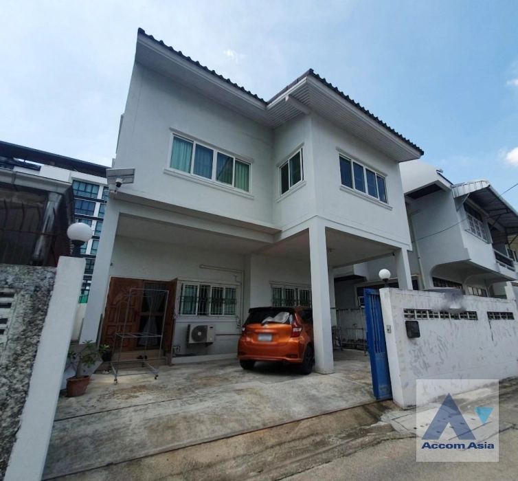 unit 4 Bedrooms  House For Sale in Sukhumvit, Bangkok  near BTS Ekkamai (AA35364)