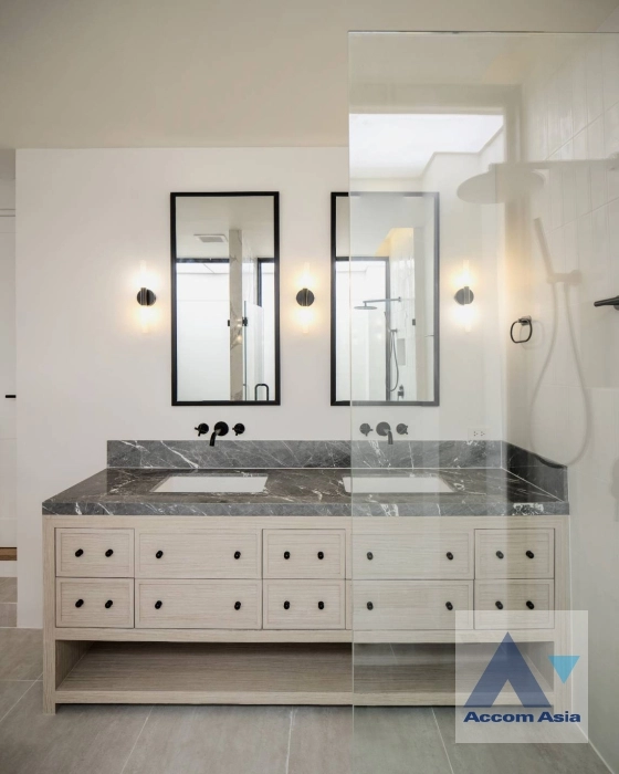 15  3 br House for rent and sale in Sukhumvit ,Bangkok BTS Phra khanong AA35371