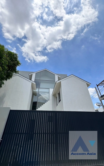 20  3 br House for rent and sale in Sukhumvit ,Bangkok BTS Phra khanong AA35371