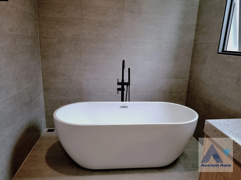 19  3 br House for rent and sale in Sukhumvit ,Bangkok BTS Phra khanong AA35371