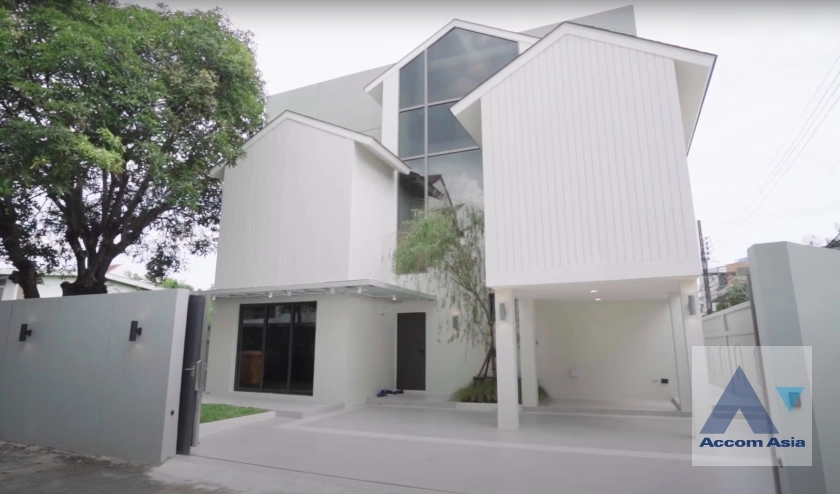 unitPet friendly |  3 Bedrooms  House For Rent & Sale in Sukhumvit, Bangkok  near BTS Phra khanong (AA35371)