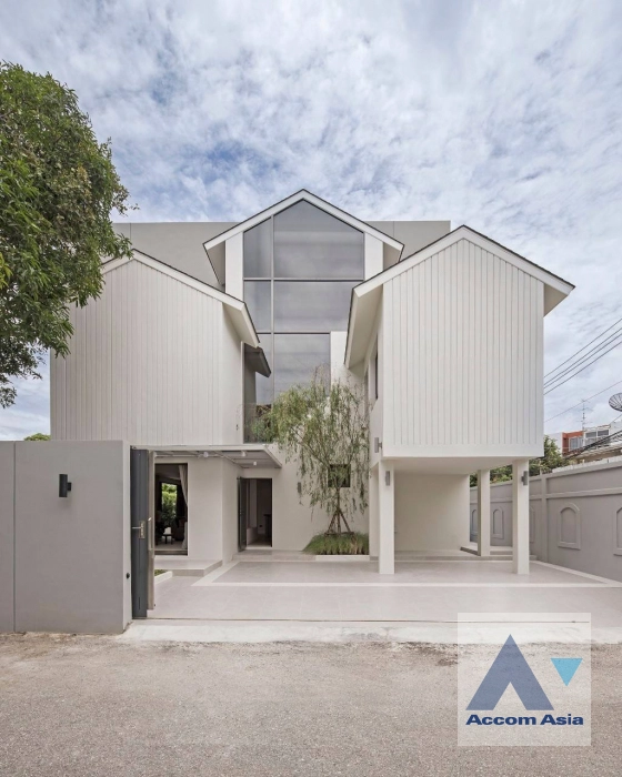 unitCorner Unit, Pet friendly |  3 Bedrooms  House For Rent & Sale in Sukhumvit, Bangkok  near BTS Phra khanong (AA35371)