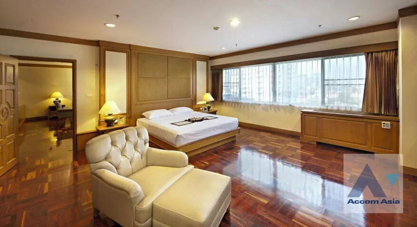  4 Bedrooms  Apartment For Rent in Sukhumvit, Bangkok  near BTS Phrom Phong (AA35373)