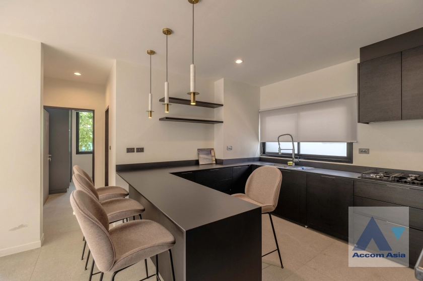 unit 4 Bedrooms  House For Rent in Sukhumvit, Bangkok  near BTS Phra khanong (AA35388)